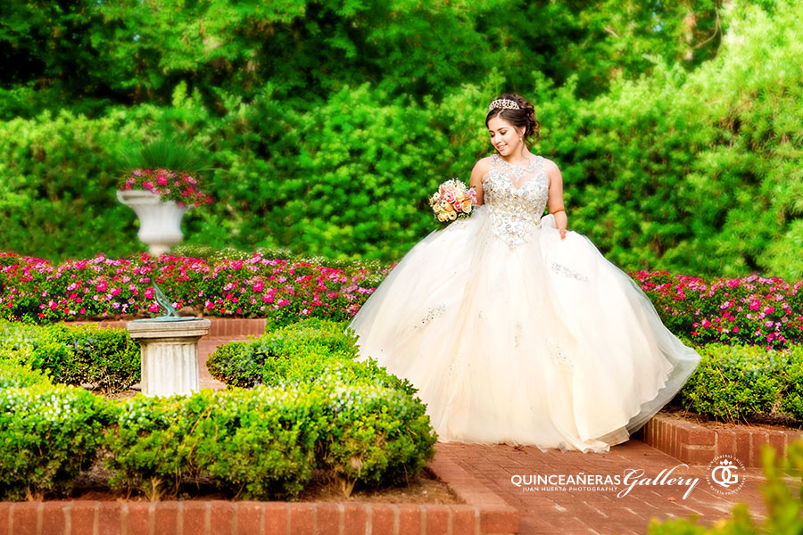The Official Quinceañeras Gallery by Juan Huerta Photography.